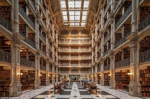 Thư viện 6 tầng Baltimore George Peabody là một trong những thư viện đẹp nhất thế giới, chứa 300.000 đầu sách có niên đại từ thế kỉ 18 đến thế kỉ 19. (Nguồn: Daily Mail)