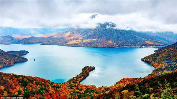 Khung cảnh thần tiên tại đỉnh Nantai và hồ Chuzenji ở Nikko, Nhật Bản.