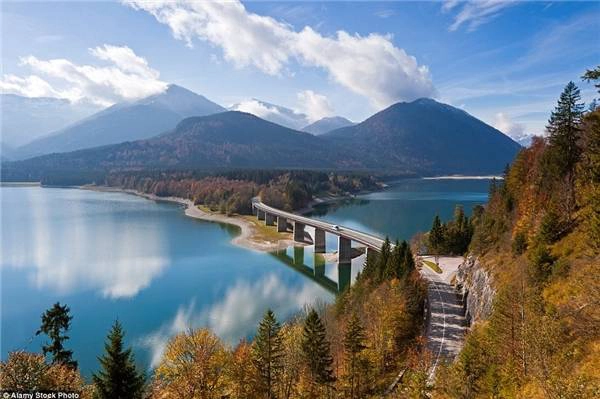 Hồ Sylvenstein ở Bavaria, Đức đẹp như một bức tranh.