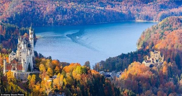 Khung cảnh cổ tích tại lâu đài Neuschwanstein, Bavaria, Đức.