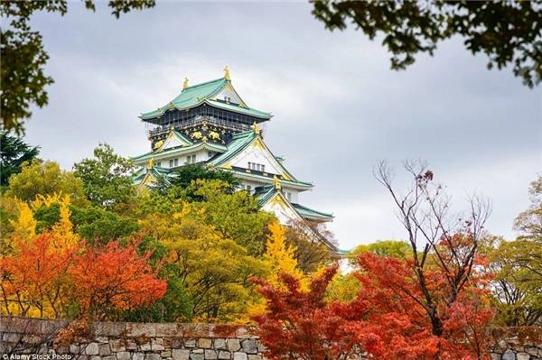 Ngôi đền Osaka, Nhật Bản vào thu.