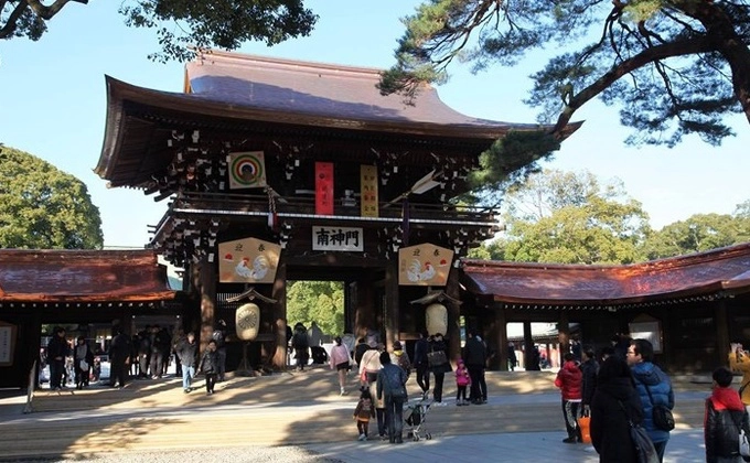 Khác với những ngôi đền thờ các vị thần ở Nhật Bản, đền Meiji Jingu thờ Thiên Hoàng Minh Trị Meiji Tenno và Hoàng Thái Hậu Shoken Kotaigo, được xây vào năm 1920 ở ngay Shibuya, Tokyo - khu phố đông đúc bậc nhất xứ sở hoa anh đào.
