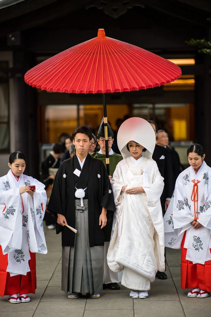 Tổ chức đám cưới truyền thống Nhật Bản tại Meiji Jingu là một trong những nét đặc trưng ở đây. Cô dâu mặc kimono trắng tượng trưng cho sự thiêng liêng và trong trắng. Chú rể mặc haori và hakama truyền thống của nam giới. Mỗi ngày, du khách đến đây đều có thể chứng kiến các nghi thức trang nghiêm, cầu kì của lễ cưới diễn ra theo nguyên tắc của đạo Shinto (Thần đạo).