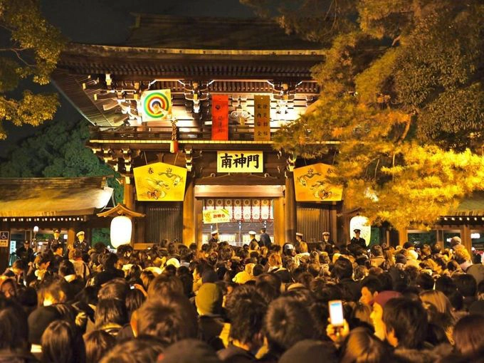 Mỗi năm, vào ngày lễ đầu năm Hatsumode, hàng nghìn người đến đây cầu may mắn, hạnh phúc cho bản thân và gia đình. Theo ghi chép hằng năm, Meiji Jingu cũng là ngôi đền có nhiều người viếng thăm nhất Nhật Bản vào dịp này.