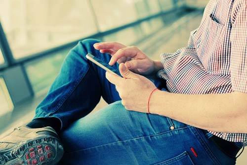 Sử dụng điện thoại thông minh cũng là cách bạn tự giúp chính mình khi du lịch nơi xứ lạ. meodulich-ivivu-2