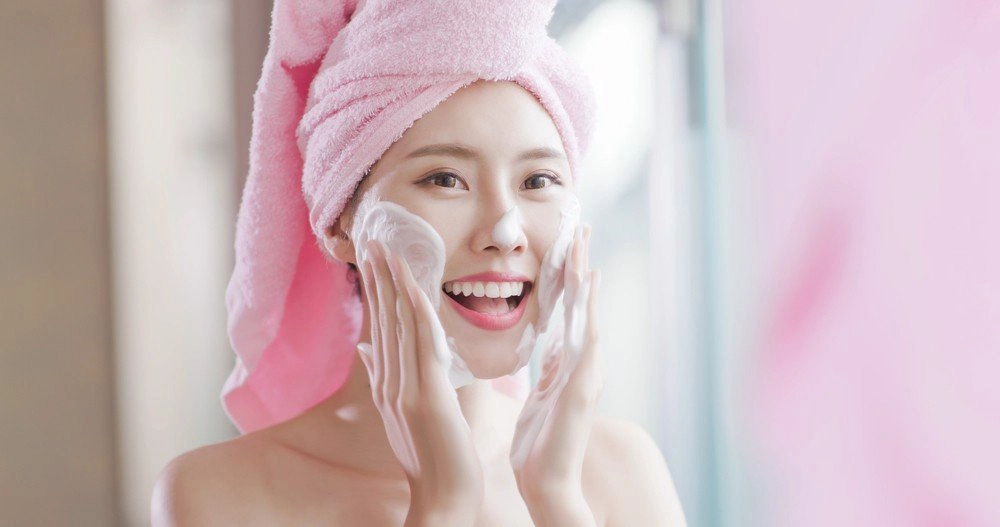 Khi trang điểm mùa hè bạn nên làm sạch da mặt trước khi bắt đầu