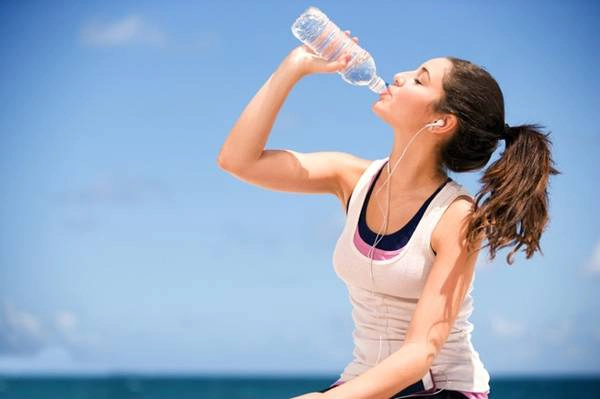 Uống nhiều nước giúp bạn không rơi vào tình trạng mất nước và cung cấp thêm độ ẩm cho da. Lời khuyên là bạn hãy uống tối thiểu 2 lít nước một ngày. Ảnh: Konaklimedical. Uống nhiều nước giúp bạn không rơi vào tình trạng mất nước và cung cấp thêm độ ẩm cho da. Lời khuyên là bạn hãy uống tối thiểu 2 lít nước một ngày. Ảnh: Konaklimedical.