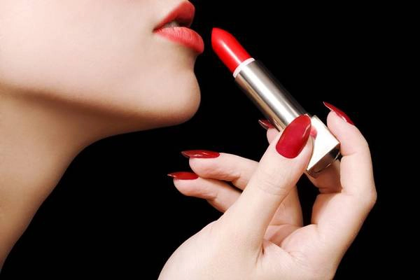 Son môi: Dù túi đồ cá nhân nhỏ hay hết chỗ, bạn vẫn phải mang theo ít nhất một cây son môi. Trong mọi trường hợp, một chút son môi sẽ khiến bạn trong tươi tắn và rạng rỡ hơn. Ảnh: Paperpk. Son môi: Dù túi đồ cá nhân nhỏ hay hết chỗ, bạn vẫn phải mang theo ít nhất một cây son môi. Trong mọi trường hợp, một chút son môi sẽ khiến bạn trong tươi tắn và rạng rỡ hơn. Ảnh: Paperpk.