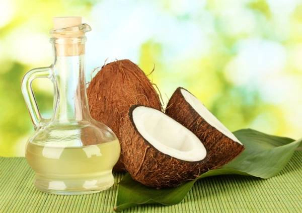 Lotion hay dầu dừa, dầu oliu cung cấp độ ẩm cho da, môi, giúp bạn luôn tươi tắn cũng như không bị khô, nứt da, là cứu cánh khi bạn bị cháy nắng. Ảnh: Namanet. Lotion hay dầu dừa, dầu oliu cung cấp độ ẩm cho da, môi, giúp bạn luôn tươi tắn cũng như không bị khô, nứt da, là cứu cánh khi bạn bị cháy nắng. Ảnh: Namanet.