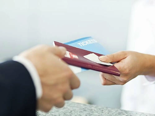 Hãy chắc rằng bạn nhận được mã số có lợi khi trả tiền đầy đủ vé máy bay ngay một lần. Ảnh: News. meo-nho-de-gianh-cho-ngoi-tot-tren-may-bay-ivivu-1