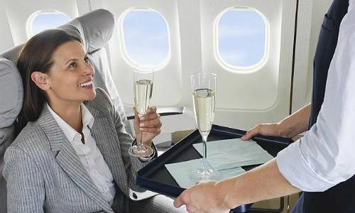 Đừng ngại cho hãng hàng không biết hôm nay là sinh nhật bạn để được hưởng những ưu đãi. Ảnh: News. meo-nho-de-gianh-cho-ngoi-tot-tren-may-bay-ivivu-2