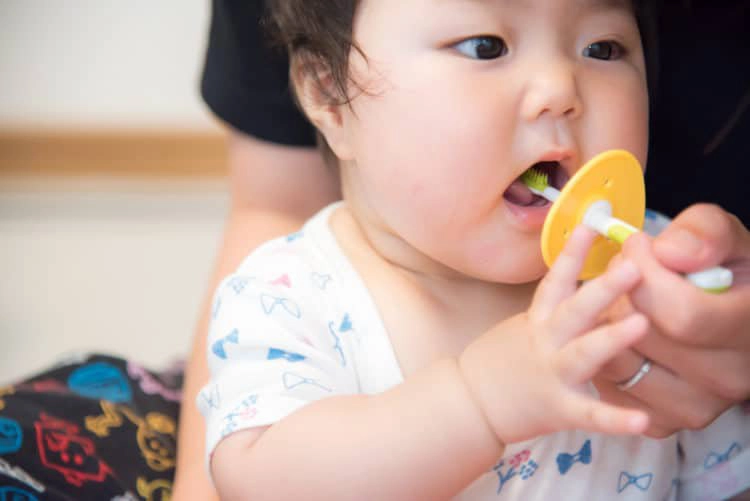 Cha mẹ tạo thói quen đánh răng cho trẻ dưới 18 tháng tuổi nhẹ nhàng với nước sạch