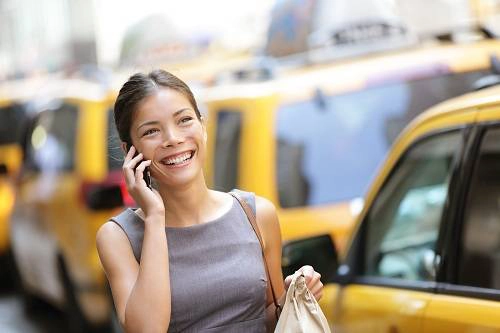 Nếu cần gọi hay nghe điện thoại khi đang di chuyển, bạn nên dừng lại trước cửa hoặc vào trong một cửa hàng bên đường. Nhớ cất kỹ những đồ vật có giá trị trước khi trở lại chốn đông người. Ảnh: expertbeacon Nếu cần gọi hay nghe điện thoại khi đang di chuyển, bạn nên dừng lại trước cửa hoặc vào trong một cửa hàng bên đường. Nhớ cất kỹ những đồ vật có giá trị trước khi trở lại chốn đông người. Ảnh: expertbeacon