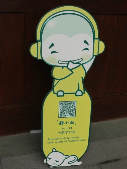 Vào chùa cùng dùng mã QR.