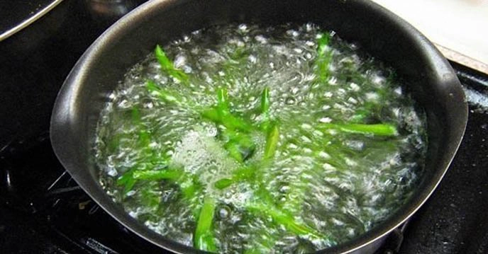 Nhúng rau qua nước sôi giúp bạn có bữa ăn dinh dưỡng hơn