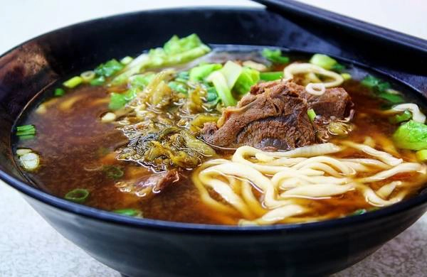 Mì bò Đài Bắc là một trong những món ăn nổi tiếng nhất của ẩm thực Đài Loan. Nhiều du khách cho biết, họ thực sự bị ám ảnh bởi món ăn này vì quá ngon. "Sau khi du lịch Đài Loan, ngày nào tôi cũng nằm mơ được ăn lại món ăn này", Linh, một du khách Việt Nam chia sẻ với chúng tôi. Mì bò Đài Bắc là một trong những món ăn nổi tiếng nhất của ẩm thực Đài Loan. Nhiều du khách cho biết, họ thực sự bị ám ảnh bởi món ăn này vì quá ngon. "Sau khi du lịch Đài Loan, ngày nào tôi cũng nằm mơ được ăn lại món ăn này", Linh, một du khách Việt Nam chia sẻ với chúng tôi.