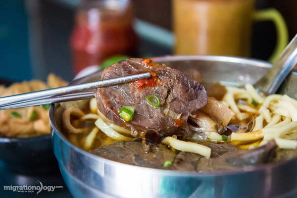 Mì bò gồm các nguyên liệu đơn giản: mì và bò, nhưng cách nấu thì được nhiều người đánh giá là cầu kỳ và không phải ai cũng có thể làm được. Nước dùng được hầm từ xương bò, thuốc bắc, cà chua, tỏi... Thực khách có thể ngửi thấy mùi vị thơm lừng của nước dùng ngay khi bồi bàn bê bát mì đến gần. Mì bò gồm các nguyên liệu đơn giản: mì và bò, nhưng cách nấu thì được nhiều người đánh giá là cầu kỳ và không phải ai cũng có thể làm được. Nước dùng được hầm từ xương bò, thuốc bắc, cà chua, tỏi... Thực khách có thể ngửi thấy mùi vị thơm lừng của nước dùng ngay khi bồi bàn bê bát mì đến gần.