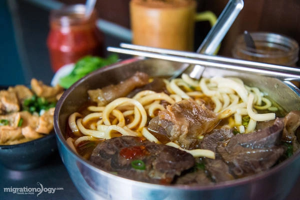 Mì được dùng là loại mì gạo, sợi to, màu vàng nhạt. Dù để lâu trong nước dùng, mì vẫn không bị bở mà dai, ngậy. Thịt bò được dùng là phần bắp, có mỡ xen giữa và được ninh nhừ, tan ngay trong miệng. Mì được dùng là loại mì gạo, sợi to, màu vàng nhạt. Dù để lâu trong nước dùng, mì vẫn không bị bở mà dai, ngậy. Thịt bò được dùng là phần bắp, có mỡ xen giữa và được ninh nhừ, tan ngay trong miệng.