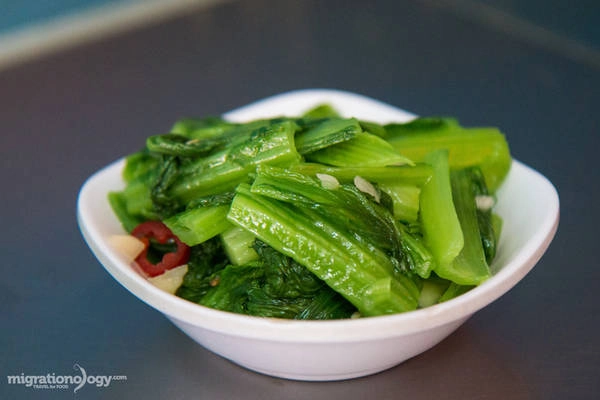 Người ta thường ăn kèm với rau cải xanh và đậu phụ rán rưới nước tương, hành. Với những ai ăn cay, bạn có thể cho thêm chút ớt từ hũ đựng để ngay trên bàn. Người ta thường ăn kèm với rau cải xanh và đậu phụ rán rưới nước tương, hành. Với những ai ăn cay, bạn có thể cho thêm chút ớt từ hũ đựng để ngay trên bàn.