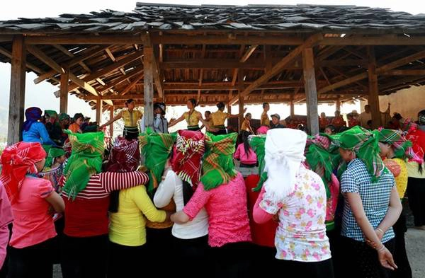 Vào ngày xuân hoặc cuối tuần, đi dọc những bản Mường Chiến, Lò Phon, Nà Sảng…, du khách sẽ dễ thấy cảnh người dân đi xem hội múa xòe, hoặc chơi kéo co.