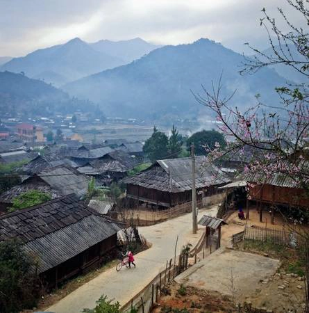 Một góc bản Mường Chiến, thuộc xã Ngọc Chiến với những nóc nhà pơmu trầm mặc với thời gian.