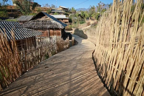 Ngõ nhỏ được đan bằng tre trúc ở bản Mường Chiến.