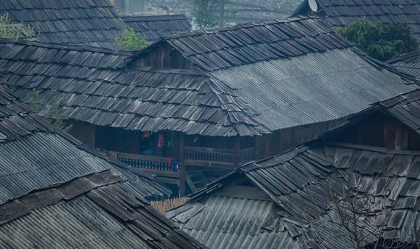 Gỗ pơmu hiện diện ở khắp nơi từ nóc nhà, vách tường, cổng nhà, hàng rào đến cầu treo… 