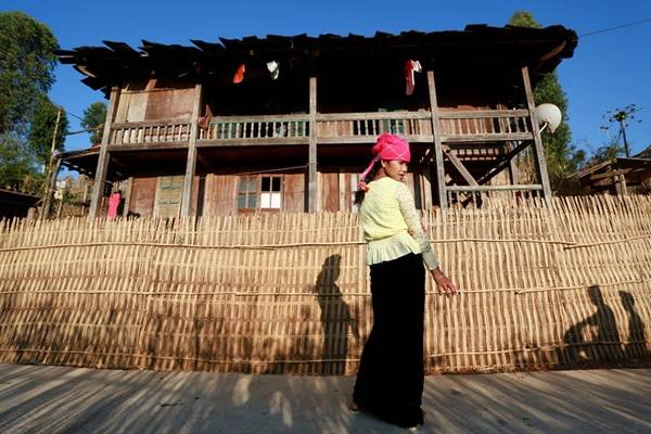 Một phụ nữ người Thái đợi bạn trên ngõ nhỏ.