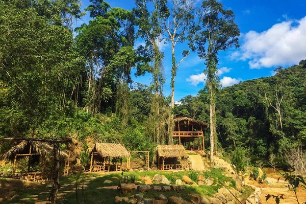 Cách trung tâm thành phố Đà Lạt chưa đầy 10 km, Hoa Sơn Điền Trang nằm sâu trong một thung lũng ngay giữa đèo Tà Nung. Đây là một khu du lịch sinh thái hoạt động từ tháng 12/2017. Cách trung tâm thành phố Đà Lạt chưa đầy 10 km, Hoa Sơn Điền Trang nằm sâu trong một thung lũng ngay giữa đèo Tà Nung. Đây là một khu du lịch sinh thái hoạt động từ tháng 12/2017.