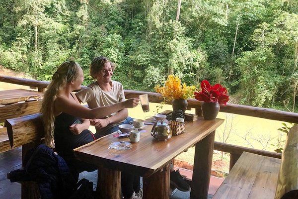 Quán cà phê bên vách núi là điểm dừng chân thích hợp để thư giãn sau hành trình khám phá điền trang này. Thực đơn quán có các món đồ uống đơn giản như: cà phê, cà phê sữa, các loại nước giải khát, nước ép... giá từ 25.000 đồng. Quán cà phê bên vách núi là điểm dừng chân thích hợp để thư giãn sau hành trình khám phá điền trang này. Thực đơn quán có các món đồ uống đơn giản như: cà phê, cà phê sữa, các loại nước giải khát, nước ép... giá từ 25.000 đồng.