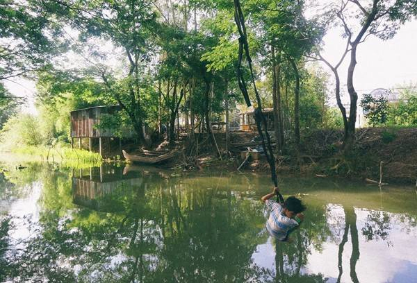 Chúng tôi để lại dấu chân của tuổi trẻ nơi mảnh đất An Giang với nhiều cung bậc cảm xúc. Vẻ đẹp mê hồn của đất mẹ lại khiến những đôi chân không biết mỏi khao khát được khám phá đất nước hình chữ S. Việt Nam của mình đẹp lắm, đi đâu xa xôi làm gì.