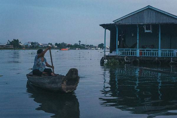 Chúng tôi ghé thăm Châu Đốc từ khi trời còn chưa sáng, với mong ước được một lần đón bình minh giữa sóng nước miền Tây. Chợ Châu Đốc tấp nập tiếng nói cười, trả giá của dân lao động từ rất sớm. Ở đây, người ta treo thứ hàng mình bán lên cầy sào để “bẹo hàng”, ai bán thứ gì thì “bẹo” thứ đó.