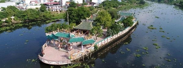Nằm trên sông Vàm Thuật, thuộc địa phận quận Gò Vấp, TP HCM, Phù Châu Miếu (hay còn gọi là Miếu Nổi do vị trí và cách xây dựng độc đáo) là địa chỉ linh thiêng nổi tiếng ở Sài Gòn - Ảnh: Son Nguyenminh Nằm trên sông Vàm Thuật, thuộc địa phận quận Gò Vấp, TP HCM, Phù Châu Miếu (hay còn gọi là Miếu Nổi do vị trí và cách xây dựng độc đáo) là địa chỉ linh thiêng nổi tiếng ở Sài Gòn - Ảnh: Son Nguyenminh