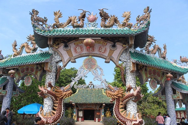 Ngôi miếu cổ được xây dựng cách đây hơn 300 năm, kiến trúc pha lẫn giữa Trung Hoa và Việt Nam. Nhiều hình rồng được cẩn bằng sứ tinh xảo. Bên trong chia làm hai gian: chánh điện phía trước và nơi thờ năm Mẹ phía sau, ngoài sân thờ các vị bồ tát. Ngôi miếu cổ được xây dựng cách đây hơn 300 năm, kiến trúc pha lẫn giữa Trung Hoa và Việt Nam. Nhiều hình rồng được cẩn bằng sứ tinh xảo. Bên trong chia làm hai gian: chánh điện phía trước và nơi thờ năm Mẹ phía sau, ngoài sân thờ các vị bồ tát.