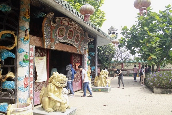 Tương truyền, thế kỷ 18, một người đàn ông chài lưới đã vớt được xác một phụ nữ, ông đem chôn trên cù lao rồi lập một miếu nhỏ để thờ, từ đó cuộc sống khấm khá hơn. Trước năm 1975, đây là điểm hành hương nổi tiếng của người dân Sài Gòn nhưng sau đó gần như bị bỏ hoang. Đến năm 1989, một người Hoa tên Lục Câu bỏ tiền sửa sang, khôi phục lại miếu. Tương truyền, thế kỷ 18, một người đàn ông chài lưới đã vớt được xác một phụ nữ, ông đem chôn trên cù lao rồi lập một miếu nhỏ để thờ, từ đó cuộc sống khấm khá hơn. Trước năm 1975, đây là điểm hành hương nổi tiếng của người dân Sài Gòn nhưng sau đó gần như bị bỏ hoang. Đến năm 1989, một người Hoa tên Lục Câu bỏ tiền sửa sang, khôi phục lại miếu.