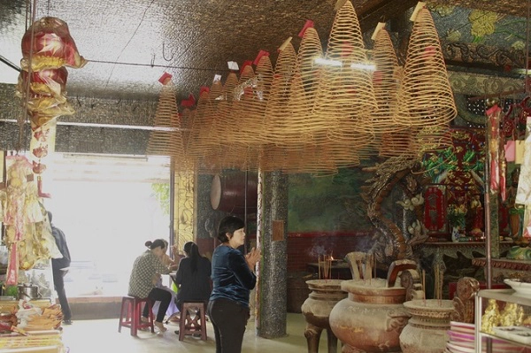 Đầu năm, người người kéo nhau đến đây, thắp nhang vòng cầu làm ăn, cầu bình an. Cuối năm, họ đến trả lễ nên những ngày này miếu rất đông người viếng. Đầu năm, người người kéo nhau đến đây, thắp nhang vòng cầu làm ăn, cầu bình an. Cuối năm, họ đến trả lễ nên những ngày này miếu rất đông người viếng.