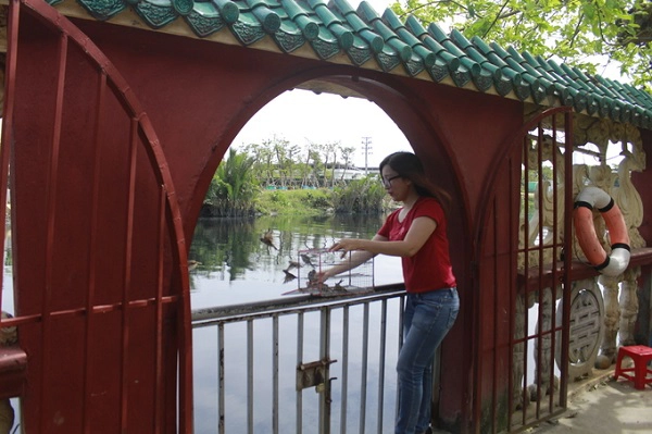 Lễ xong, bạn có thể dừng chân nghỉ ngơi uống nước giải khát dưới tán cây mát rượi sau miếu hoặc mua cá, chim, rùa... phóng sinh. Lễ xong, bạn có thể dừng chân nghỉ ngơi uống nước giải khát dưới tán cây mát rượi sau miếu hoặc mua cá, chim, rùa... phóng sinh.