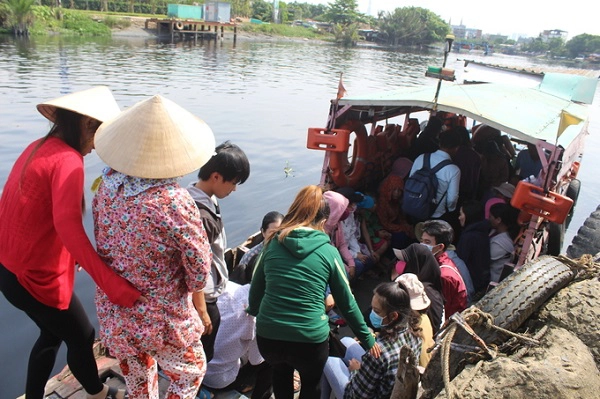 Sông Vàm Thuật bị ô nhiễm bốc mùi hôi thối, tuy vậy cách duy nhất để sang miếu là đi đò ở bến nhỏ cạnh bến phà An Phú Đông. Từ chợ Gò Vấp, bạn chạy xe theo đường Nguyễn Thái Sơn đến cuối đường, rẽ vào đường Trần Báo Giao đến bãi gửi xe vào miếu. Địa hình không mấy thuận tiện, nhưng mỗi ngày vẫn có hàng trăm lượt khách ghé thăm. Sông Vàm Thuật bị ô nhiễm bốc mùi hôi thối, tuy vậy cách duy nhất để sang miếu là đi đò ở bến nhỏ cạnh bến phà An Phú Đông. Từ chợ Gò Vấp, bạn chạy xe theo đường Nguyễn Thái Sơn đến cuối đường, rẽ vào đường Trần Báo Giao đến bãi gửi xe vào miếu. Địa hình không mấy thuận tiện, nhưng mỗi ngày vẫn có hàng trăm lượt khách ghé thăm.