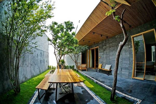 Chỉ cách bãi tắm chính Phạm Văn Đồng - Mỹ Khê khoảng 2 phút đi bộ, Minh House bao gồm các căn hộ nằm sát nhau.