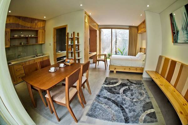 Minh House bao gồm 5 căn hộ độc lập nằm sát nhau, mỗi căn đều có vườn riêng ở phía sau và sân vườn sinh hoạt chung ở phía trước và được trang bị đầy đủ tiện nghi cao cấp như bếp, bàn ăn, bàn ghế sofa. Minh House bao gồm 5 căn hộ độc lập nằm sát nhau, mỗi căn đều có vườn riêng ở phía sau và sân vườn sinh hoạt chung ở phía trước và được trang bị đầy đủ tiện nghi cao cấp như bếp, bàn ăn, bàn ghế sofa.