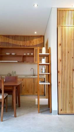Phòng bếp với đầy đủ dụng cụ nấu ăn. Phòng bếp với đầy đủ dụng cụ nấu ăn.
