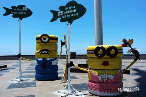 Nếu bạn để ý sẽ bắt gặp hình ảnh nhân vật hoạt hình minions rất ngộ nghĩnh. Những hình minions này được tận dụng từ các lốp (vỏ) xe cũ bỏ đi được kết hợp với các vật dụng như: thúng tre, vỏ xe đạp nhỏ để tạo hình cho nhân vật với khuôn mặt biểu cảm khác nhau và sơn nhiều màu rất đẹp.