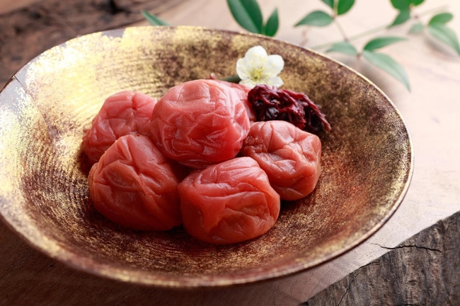 mo-muoi-umeboshi-tu-thuc-qua-mua-he-rieng-danh-dang-vua-chua-quy-toc-den-mon-an-quen-mat-cua-nguoi-binh-dan-ivivu-5