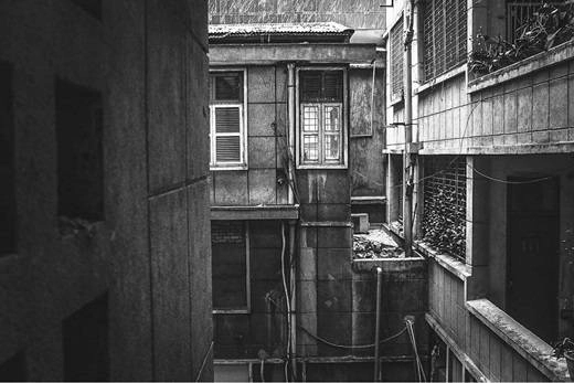 Trong một thoáng, chung cư Sài Gòn lại mang vẻ ma mị đến khó hiểu. (Nguồn IG @ligraphyvn) Trong một thoáng, chung cư Sài Gòn lại mang vẻ ma mị đến khó hiểu. (Nguồn IG @ligraphyvn)