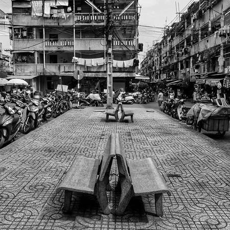 Hay tựa lưng vào nhau và ngẫm nghĩ những chuyện không tên như những chiếc ghế đá này. (Nguồn IG @thanhad) Hay tựa lưng vào nhau và ngẫm nghĩ những chuyện không tên như những chiếc ghế đá này. (Nguồn IG @thanhad)
