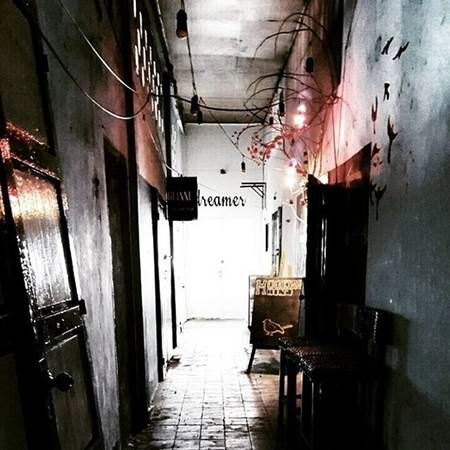 Chung cư cũ thật ra cũng có những góc rất lãng mạn như thế này. (Nguồn IG @vvoull) Chung cư cũ thật ra cũng có những góc rất lãng mạn như thế này. (Nguồn IG @vvoull)
