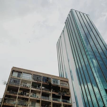 Chung cư cũ đặt cạnh tòa nhà Saigon Times Square hiện đại - đối lập nhưng không đối chọi. (Nguồn IG @longfreeman) Chung cư cũ đặt cạnh tòa nhà Saigon Times Square hiện đại - đối lập nhưng không đối chọi. (Nguồn IG @longfreeman)