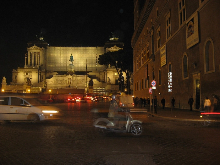 Sự hiện đại không cuốn đi vẻ yên bình của thành Roma về đêm. Ảnh: Lê Thu Lan