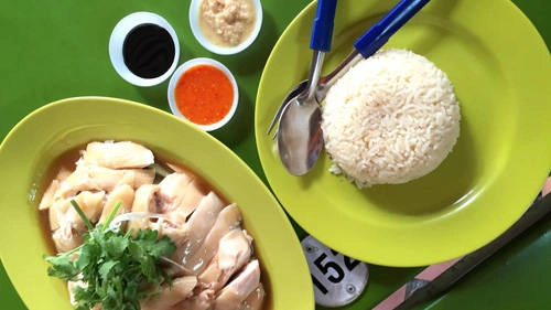 Cơm gà Hải Nam là một trong những món ăn truyền thống của Singapore. Món cơm đơn giản nhưng hấp dẫn qua bao năm tháng. Thịt gà luộc làm món này phải là loại có lớp mỡ mỏng béo ngậy giữa lớp thịt và da, chấm cùng nước mắm ớt, ăn với cơm nấu nước dùng gà dẻo thơm. Miếng gà ăn mềm như tan chảy trong miệng, nước thịt ngọt đậm đà kích thích mọi giác quan. Cơm gà Hải Nam là một trong những món ăn truyền thống của Singapore. Món cơm đơn giản nhưng hấp dẫn qua bao năm tháng. Thịt gà luộc làm món này phải là loại có lớp mỡ mỏng béo ngậy giữa lớp thịt và da, chấm cùng nước mắm ớt, ăn với cơm nấu nước dùng gà dẻo thơm. Miếng gà ăn mềm như tan chảy trong miệng, nước thịt ngọt đậm đà kích thích mọi giác quan.