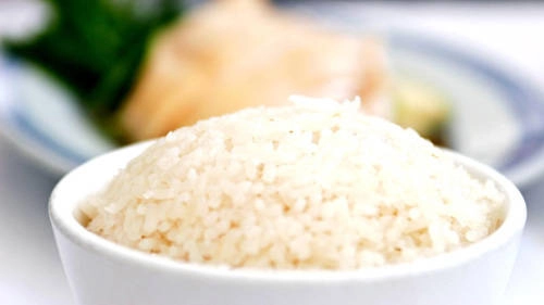 "Phần quan trọng nhất của món không phải là thịt gà mà là cơm. Cơm phải thơm", chủ quán Chatterbox chia sẻ. "Với sả, gừng, tỏi và lá dứa, cơm ngon đến độ có thể ăn riêng cũng ngon". Cơm gà ở Chatterbox ngon và có đủ hương vị như ở Tian Tian. Tuy nhiên với giá đắt hơn 4 lần, bạn có được phần cơm nhiều hơn, phòng ăn sang trọng và giống gà lấy thịt từ Malaysia. Thịt gà mềm hơn và đậm đà hơn. "Phần quan trọng nhất của món không phải là thịt gà mà là cơm. Cơm phải thơm", chủ quán Chatterbox chia sẻ. "Với sả, gừng, tỏi và lá dứa, cơm ngon đến độ có thể ăn riêng cũng ngon". Cơm gà ở Chatterbox ngon và có đủ hương vị như ở Tian Tian. Tuy nhiên với giá đắt hơn 4 lần, bạn có được phần cơm nhiều hơn, phòng ăn sang trọng và giống gà lấy thịt từ Malaysia. Thịt gà mềm hơn và đậm đà hơn.